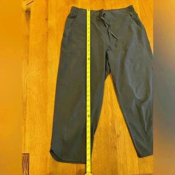 Marika Capri drawstring pants w/ 5 pocket Gray - Size Medium - Picture 7 of 7